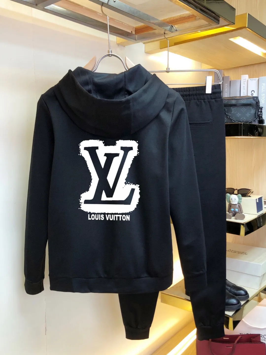 🅿️420 direct batch [LV Louis Vuitton] (Fat Man Gospel) hot-selling suit is coming. Focus on the original version of the official website. 2025 new hot-selling cardigan and sweatshirt suit. The original order is the best. 🇭🇰The meticulous work of top designers. Just for a fitting and perfect upper body effect. 100% natural high-quality Roman cotton, close-fitting comfort, noble and elegant! Original hardware embodies elegance and nobility! Counter size: M-5XL (maximum wear up to 220 pounds)
